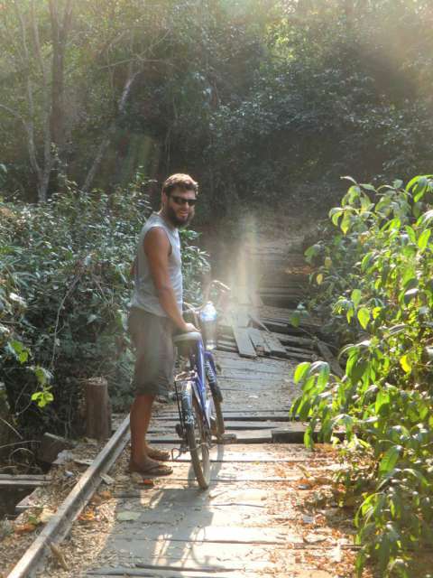 früher mal Bahnstrecke...nun brüchiger Fahrradweg durch den Dschungel