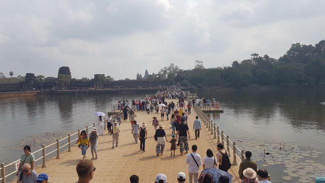 Letztendlich ging es dann aber doch über diese Brücke zum Angkor Wat. 