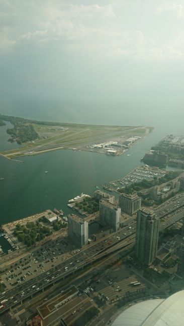 Aussicht vom CN Tower zum Flughafen auf Toronto Island