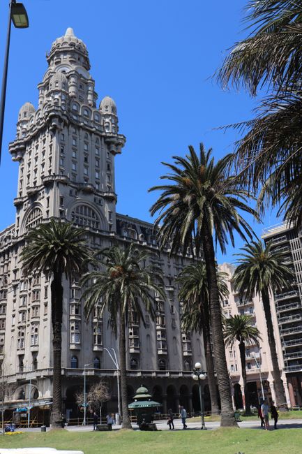 Palacio Salvo in Art Deco style - built in 1928 on Plaza Independencia