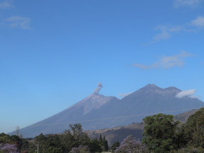 Frühstück mit Blick auf rauchenden Vulkan und neue Regeln  (Tag 201 + 202 der Weltreise)