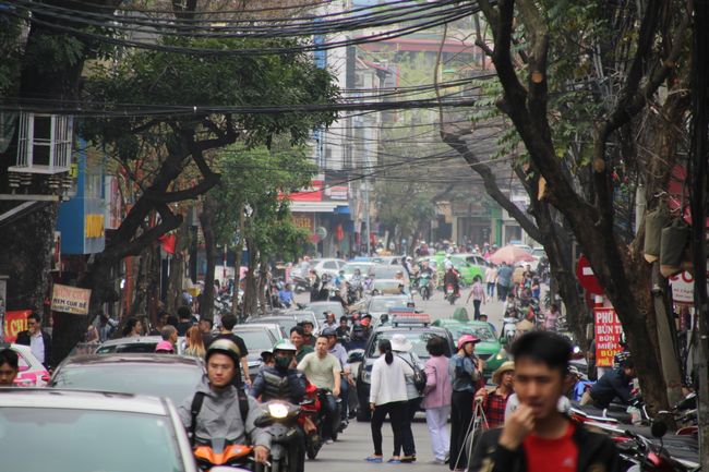 Der Verkehr von Hanoi: Ein Meer aus Rollern und Autos