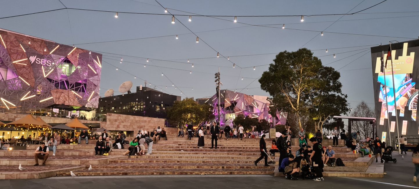 Por la noche en Federation Square 