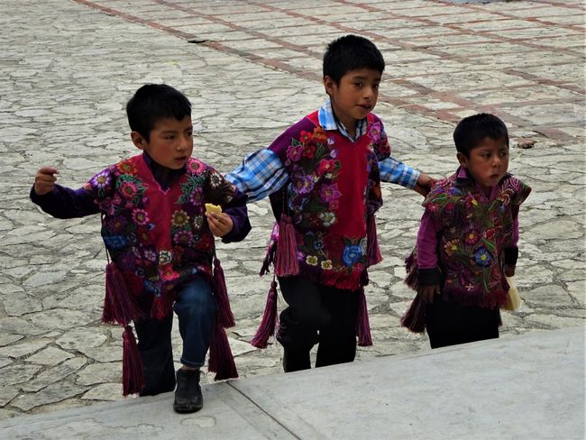 Kinder im Festtagsgewand in Zinacantán