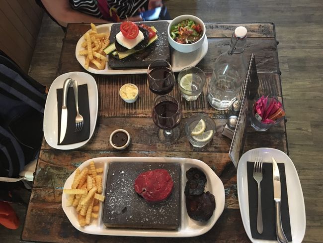 Unser leckeres Essen im Lakehouse in Taupo, Steak vom heißen Stein und die vegetarische Variante davon