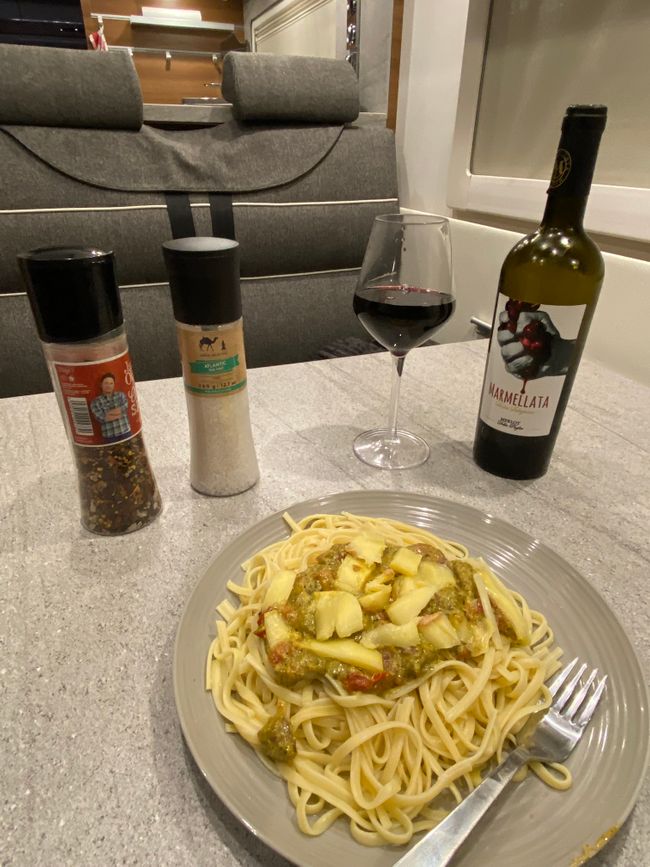 Toller Abschluss. Pesto Spaghetti mit Kirschtomaten, frischem Knoblauch mit Zwiebeln und natürlich einem Schluckerl Rotwein.