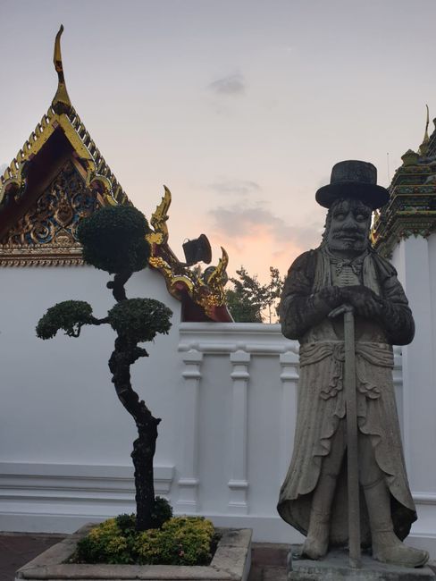Sculptures in Wat Pho