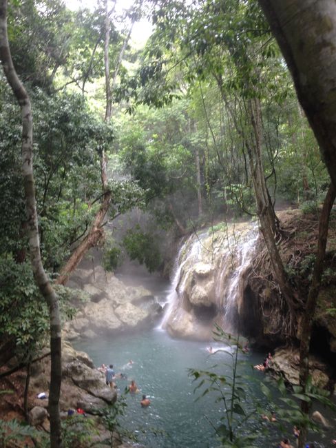 Finca Paraiso ist ein Wasserfall, der sich aus einer heißen (!!!) Quelle speist