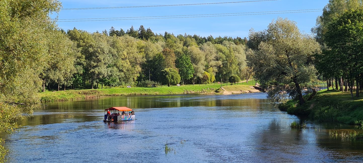 River Gauja bwi Wolmar with typical vehicles