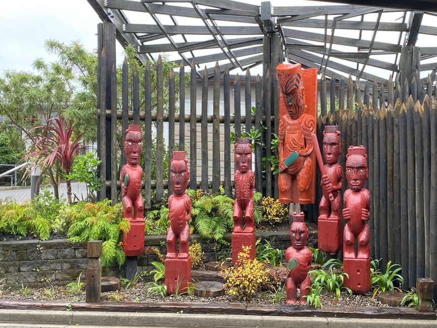Sculptures in Te Puia