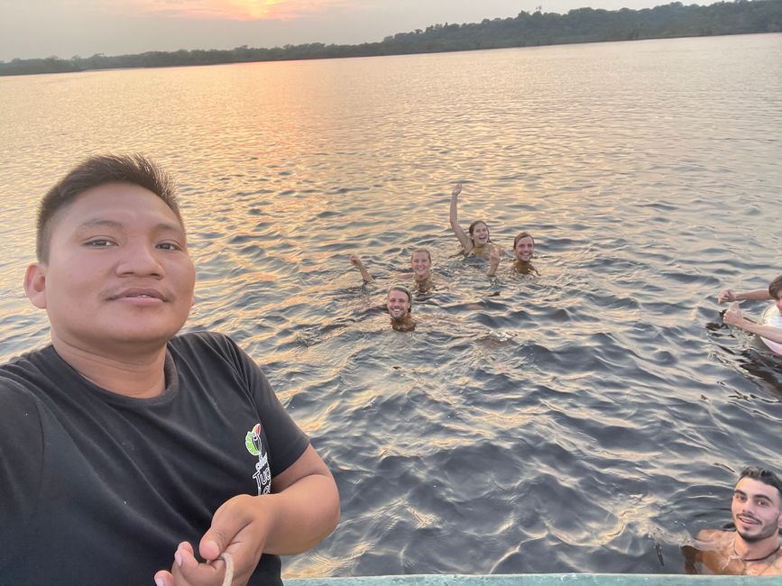 Schwimmen in der Lagune von Cuyabeno