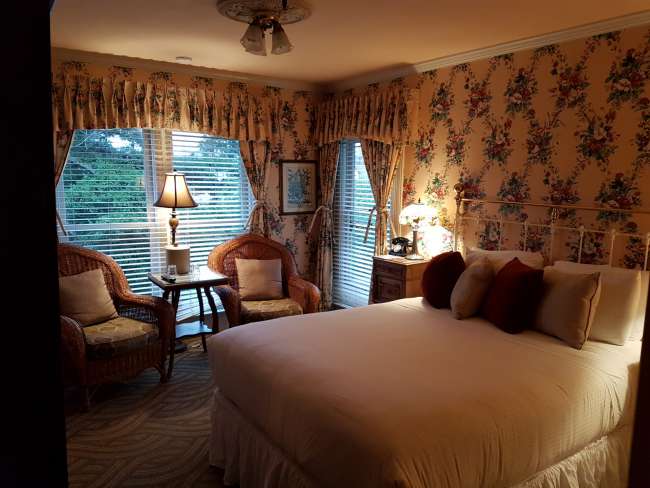在太平洋叢林 (Pacific Grove) 一座 1889 年維多利亞風格的 B&B 住宿加早餐旅館過夜。誰找到電話？那不是很棒嗎？