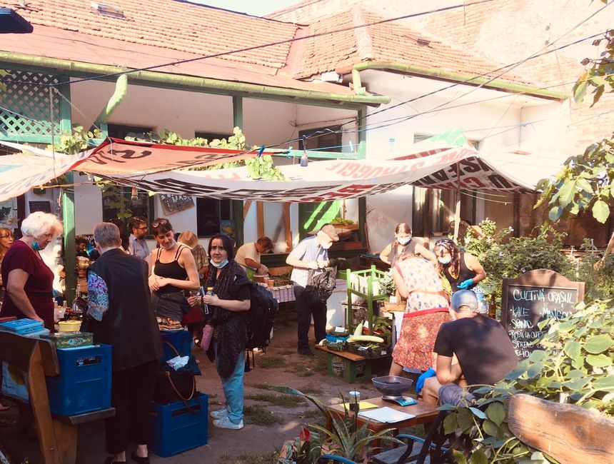 Kleiner alternativer Markt, versteckt in einem Garten in Cluj.