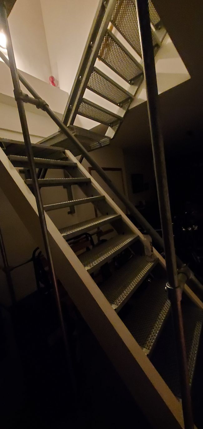 Das Treppenhaus, dahinter im Wohnzimmer die Räder