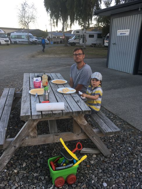 Abendessen mit Eierkuchen im Abel Tasman Marahau Beach Camp