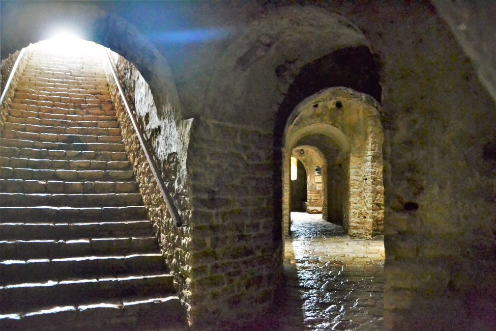 View from the soldier's camp, on the right the long corridor leads to the central room with dome, on the left the staircase leads to the roof. 