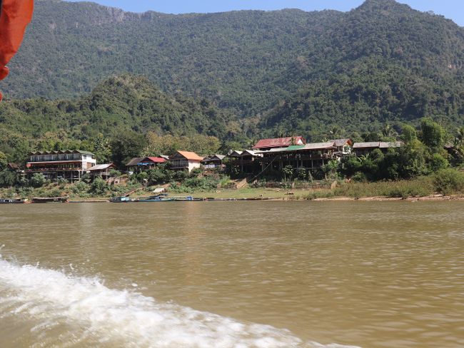 Mit dem Boot stromaufwärts nach Muang Khua (Tag 84 der Weltreise)