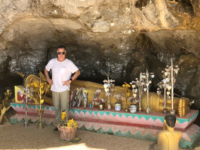 Liegender Buddha in Höhle