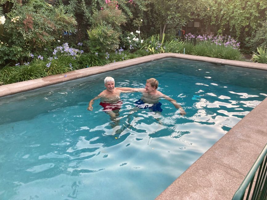 Erfrischung im Pool - die beiden "cumpadre, er ist der Patenonkel von unserem Sohn Andreass