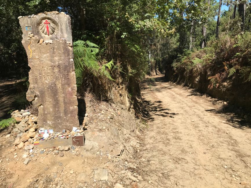 Ici, les pèlerins laissent des pierres de chez eux sur lesquelles ils ont écrit ou des photos de personnes décédées. J'y ai également laissé une petite photo de ma défunte mère.