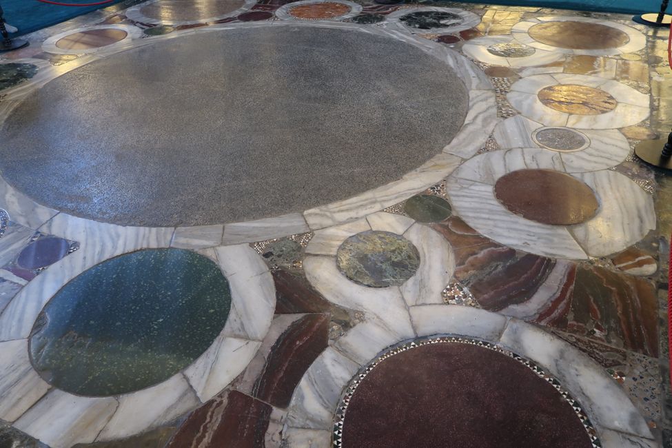 Marmor-Mosaik-Boden, als Omphalion bekannt. An dieser Stelle wurden die byzantinischen Herrscher gekrönt. 