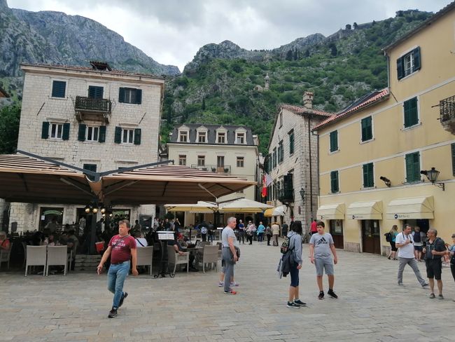 19.05.19 about Kotor with a visit to a very adventurous parking space in the mountains. Away from everything with very friendly dropouts who probably offer meditation courses.