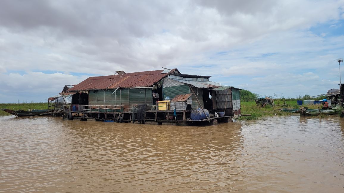 Kampong Khleang- floating villages in Cambodia