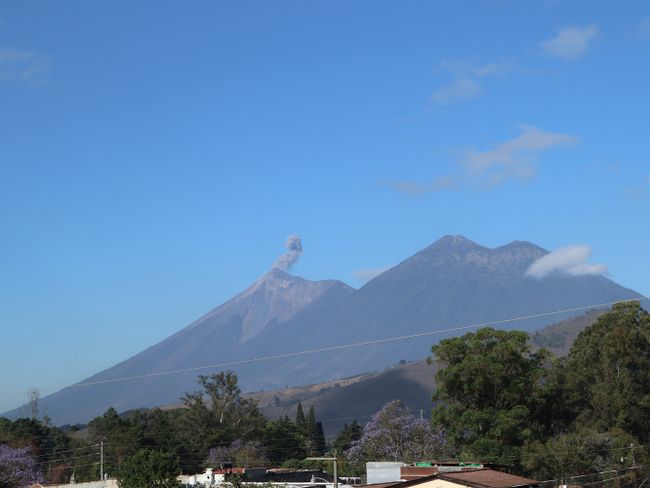 Frühstück mit Blick auf rauchenden Vulkan und neue Regeln  (Tag 201 + 202 der Weltreise)