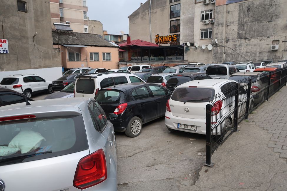 Parkplätze in der Türkei funktionieren anders. Man gibt seinen Schlüssel ab und einer ist den ganzen Tag damit beschäftigt, die gewünschten Autos frei zu bekommen