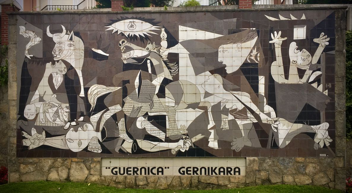 Nachbildung des Gemäldes Guernica von Pablo Picasso auf Fliesen als Wandbild , stark besucht und fotografiert