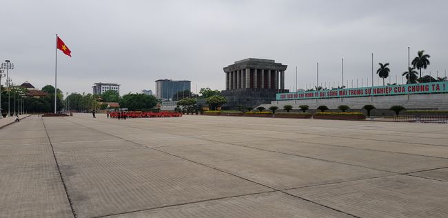 Ho-Chi-Minh-Mausoleum mit riesigem Vorplatz... Er lag darin aufgebahrt als würde er gleich wieder die Augen öffnen...