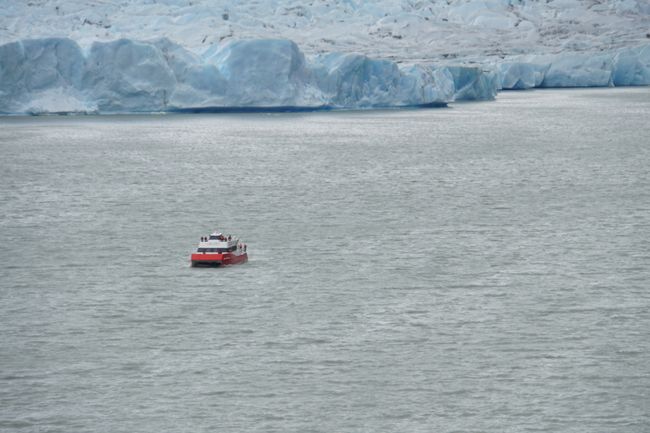 Ein Touristenboot vor der Gletscherkante - der Relation wegen