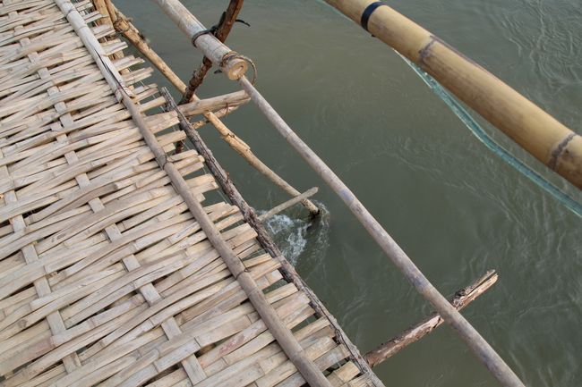 Die Bambusbrücke von oben wie sie im Wasser steht