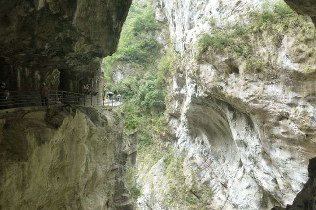 Swallow Grotto. Man sieht sehr gut, wie das Wasser den Berg geformt hat.