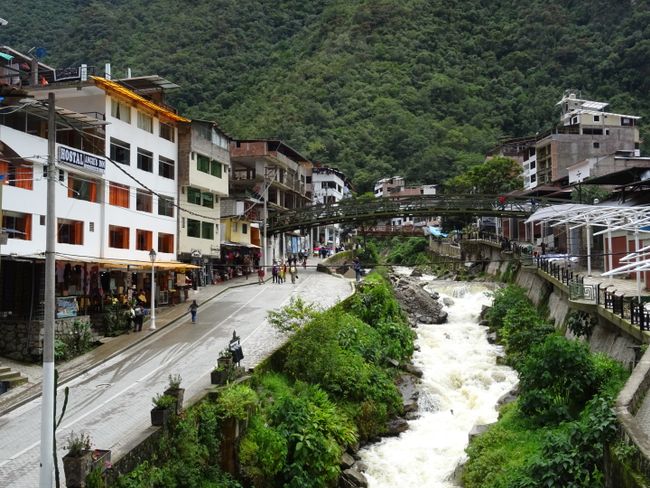 Aguas Calientes, oder Machu Picchu Dorf! Ein tosender Fluß der mitten durch das Dorf fließt und ein verwinkeltes Städtchen, das nur von einem einzigen Berg lebt, bzw. den Touris, die da hin wollen.