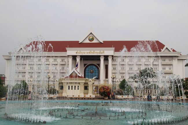 Ein Regierungsgebäude hinter dem Springbrunnen