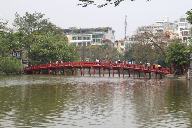 Die "Huc"-Brücke auf dem "Ho Hoan Kiem"-See