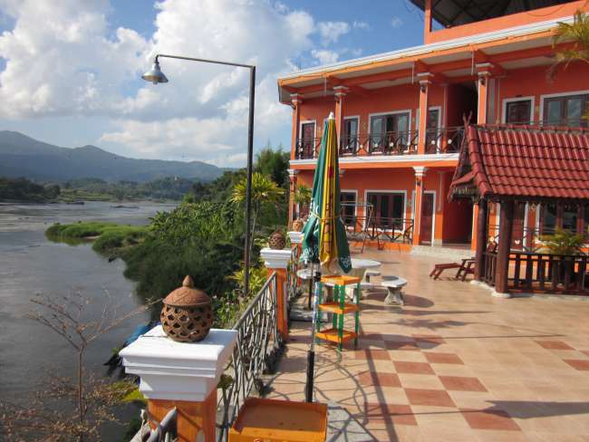 Riverside Hotel Huay Xay right above the boat pier