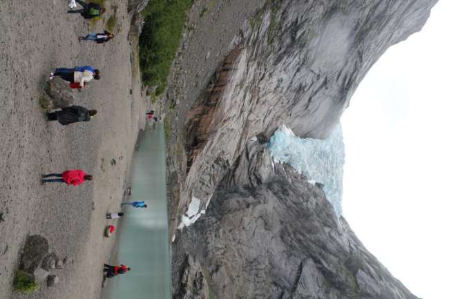 Spanische Touristen am norwegischen Gletscher.