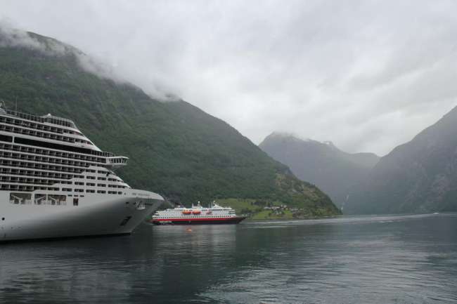 Kreutzfahrtschiff, Hurtigruten und Geirangerfjord in einem Bild. Mehr Stereotyp geht nicht.