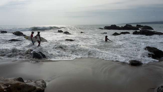 Die einheimische Jugend geht surfen/ la juventud va a surfear