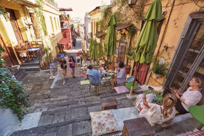 Athens ruhige Straßencafés am Morgen
