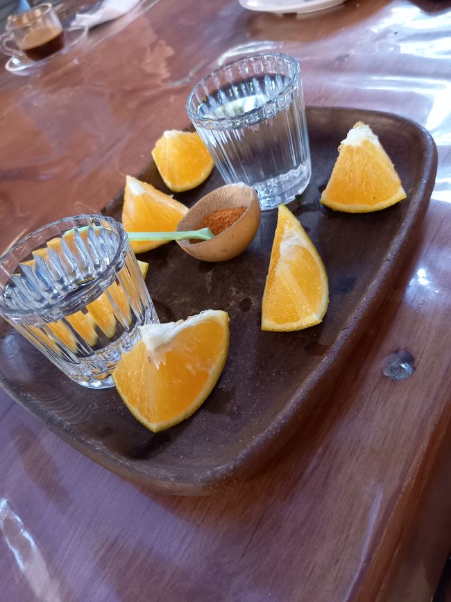 Abschiedsmezcal, dazu Orangen und Sal de Gusano aus getrockneten Mottenlarven
