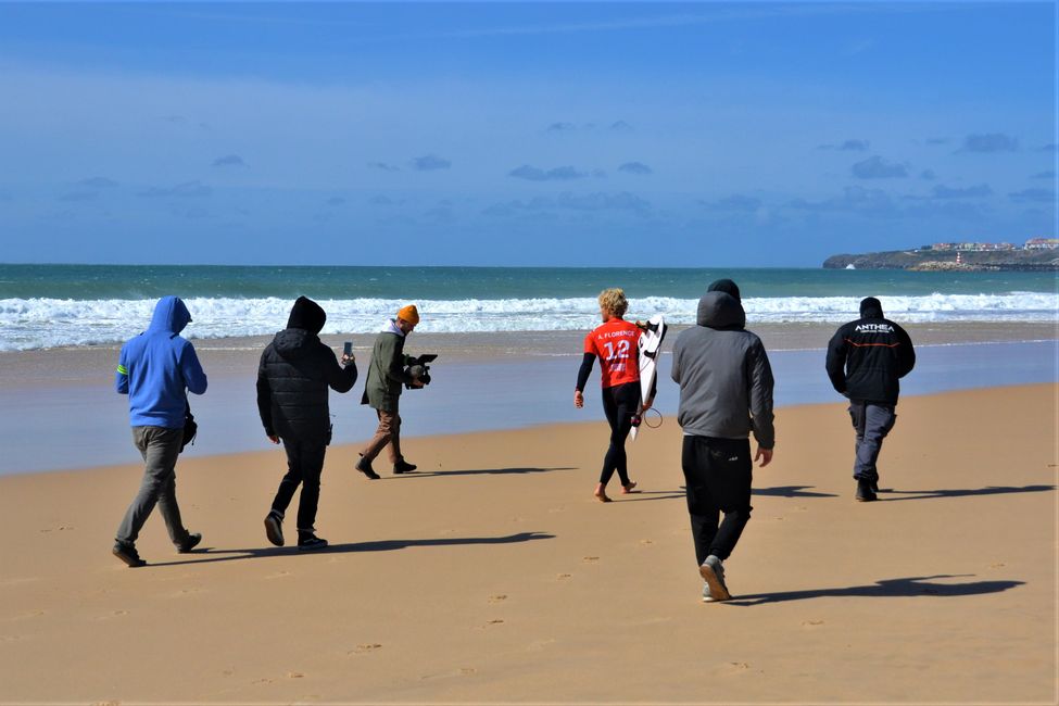 Beim Rauflaufen auf den Strand werden die Surfer von einem Security-Mann und oft auch von mehreren Kameramännern begleitet. 