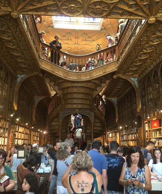 Livraria Lello, Porto. Angeblich wurde Joanne K. Rowling hier für die Geschichte von Harry Potter inspiriert.