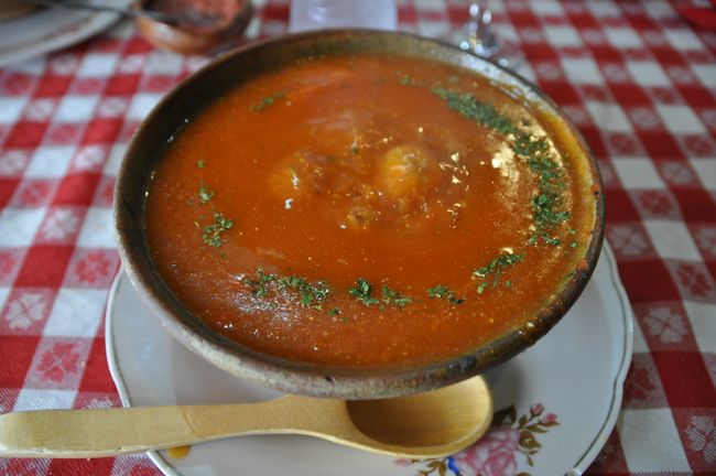 Una de las especialidades culinarias de la ciudad, una sopa de sémola de trigo servida con una piedra volcánica hirviendo