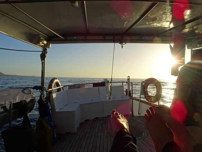 Unser Boot im Sonnenuntergang