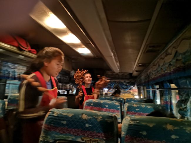 Ein biiiisschen aufdringliche Verkäuferinnen im Bus
