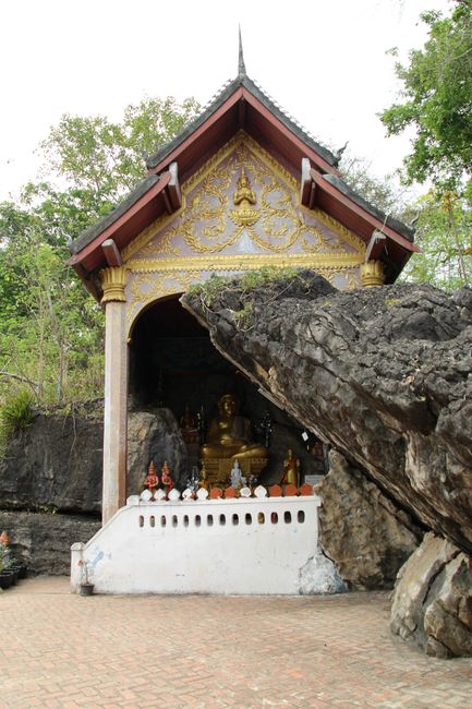 Phou Si: small memorial with a huge rock in front of it