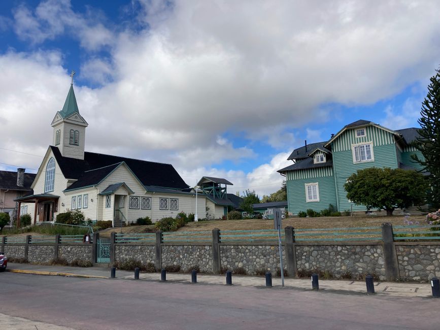 Iglesia y casa parroquial de Frutillar con vista al Osorno